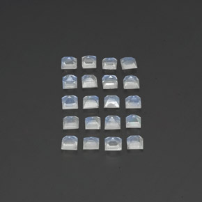 2.88カラットの天然青みがかった白レインボームーンストーン（3×3 mm・四角）