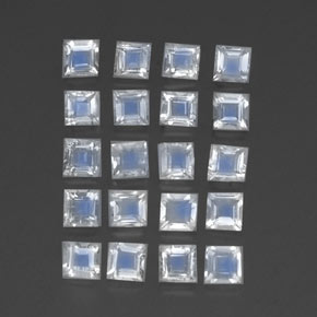 2.35カラットの天然ブルー＆ホワイトレインボームーンストーン（3.1×3 mm・四角）