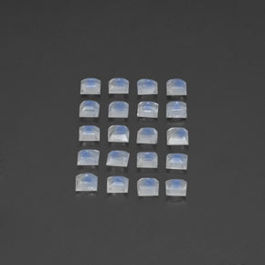 2.35カラットの天然ブルー＆ホワイトレインボームーンストーン（3.1×3 mm・四角）