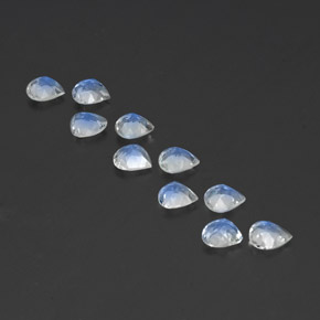 2.84カラットの天然青みがかった白レインボームーンストーン（4.9×4.8 mm・洋梨の形）