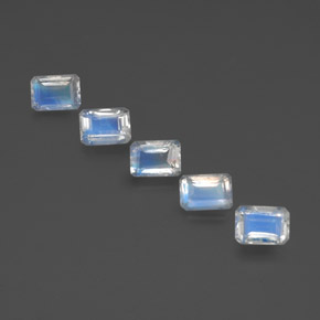 カラットの天然青みがかった白レインボームーンストーン（7×5 mm・エメラルドカット）