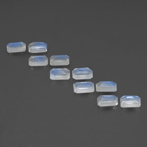 カラットの天然青みがかった白レインボームーンストーン（6×4 mm・エメラルドカット）