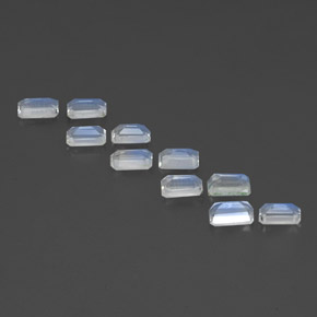 カラットの天然青みがかった白レインボームーンストーン（5.1×3 mm・エメラルドカット）