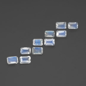 カラットの天然青みがかった白レインボームーンストーン（6×4 mm・エメラルドカット）