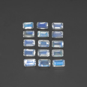 カラットの天然青みがかった白レインボームーンストーン（5×3.2 mm・エメラルドカット）