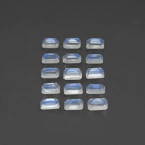 カラットの天然青みがかった白レインボームーンストーン（5.9×4 mm・エメラルドカット）