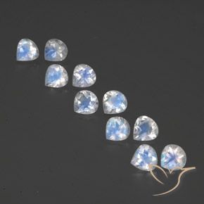 Shop natural 3.83ct 青みがかったホワイト レインボームーンストーン gems, 洋梨の形, from インド at GemSelect. In stock, global shipping!