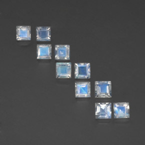 3.69カラットの天然ホワイトブルーレインボームーンストーン（4.1×4.1 mm・四角）