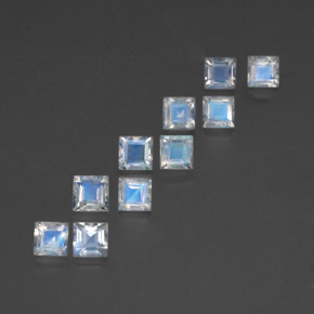3.69カラットの天然ホワイトブルーレインボームーンストーン（4.1×4.1 mm・四角）