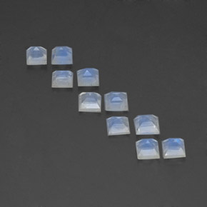 3.69カラットの天然ホワイトブルーレインボームーンストーン（4.1×4.1 mm・四角）