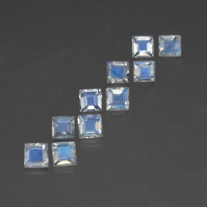 カラットの天然青みがかった白レインボームーンストーン（4.3×4.3 mm・四角）