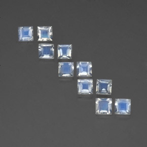 カラットの天然青みがかった白レインボームーンストーン（4×3.9 mm・四角）