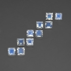 カラットの天然青みがかった白レインボームーンストーン（4×3.9 mm・四角）