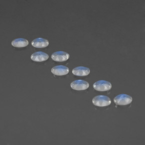 カラットの天然青みがかった白レインボームーンストーン（4.1×3.1 mm・オーバルカット）