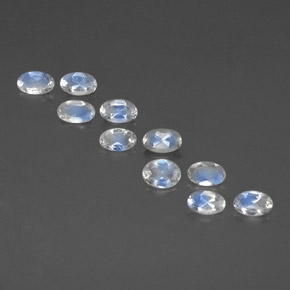カラットの天然青みがかった白レインボームーンストーン（4.2×3.2 mm・オーバルカット）