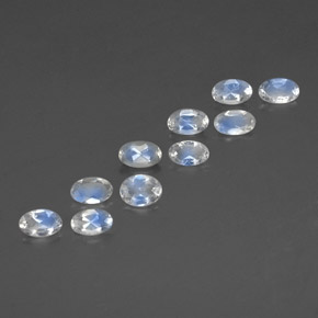 カラットの天然青みがかった白レインボームーンストーン（4.2×3.2 mm・オーバルカット）