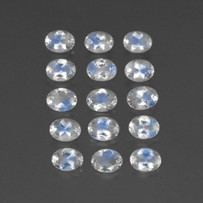 カラットの天然青みがかった白レインボームーンストーン（4×3 mm・オーバルカット）