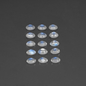 カラットの天然青みがかった白レインボームーンストーン（4×3 mm・オーバルカット）