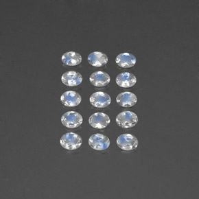 カラットの天然青みがかった白レインボームーンストーン（4.1×3.1 mm・オーバルカット）