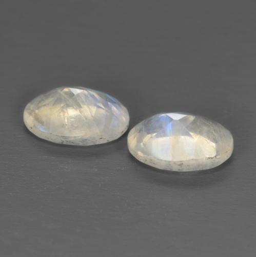 自然派の商品を探す 1.45ct 青みがかったホワイト レインボームーンストーン 宝石, オーバルカット, インド からGemSelectで. 在庫あり、世界各国へ発送!