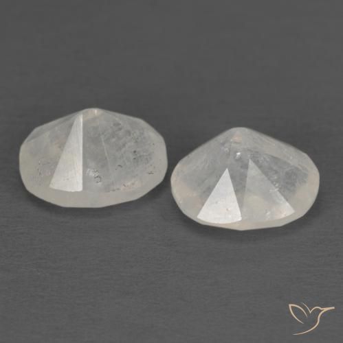 Shop natural 2.14ct 青みがかったホワイト レインボームーンストーン gems, 楕円形, from インド at GemSelect. In stock, global shipping!