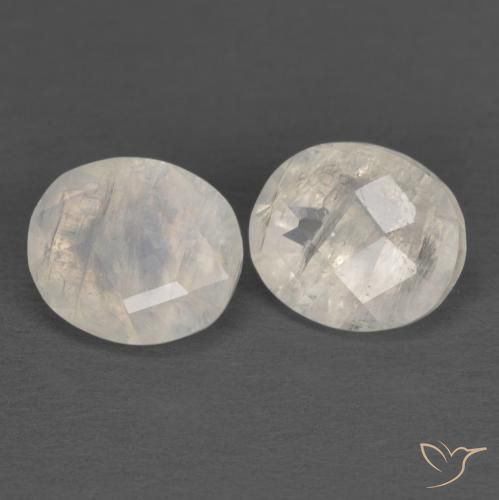 Shop natural 2.17ct 青みがかったホワイト レインボームーンストーン gems, 楕円形, from インド at GemSelect. In stock, global shipping!