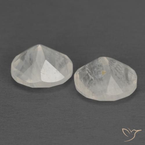 Shop natural 2.17ct 青みがかったホワイト レインボームーンストーン gems, 楕円形, from インド at GemSelect. In stock, global shipping!