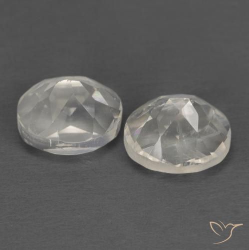Shop natural 2.43ct 青みがかったホワイト レインボームーンストーン gems, 楕円形, from インド at GemSelect. In stock, global shipping!