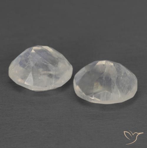 Shop natural 2.25ct 青みがかったホワイト レインボームーンストーン gems, 楕円形, from インド at GemSelect. In stock, global shipping!