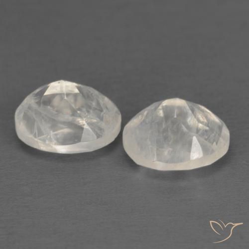 Shop natural 2.19ct 青みがかったホワイト レインボームーンストーン gems, 楕円形, from インド at GemSelect. In stock, global shipping!