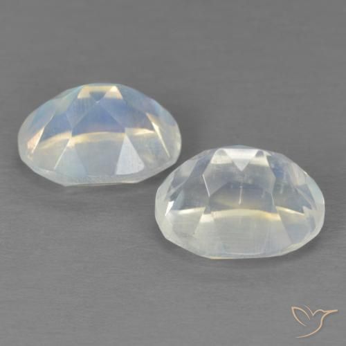 Shop natural 4.18ct 青みがかったホワイト レインボームーンストーン gems, 楕円形, from アメリカ at GemSelect. In stock, global shipping!