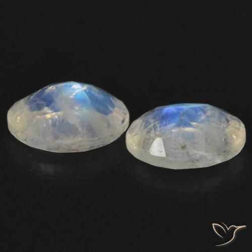 Shop natural 1.45ct 青みがかったホワイト レインボームーンストーン gems, 楕円形, from インド at GemSelect. In stock, global shipping!
