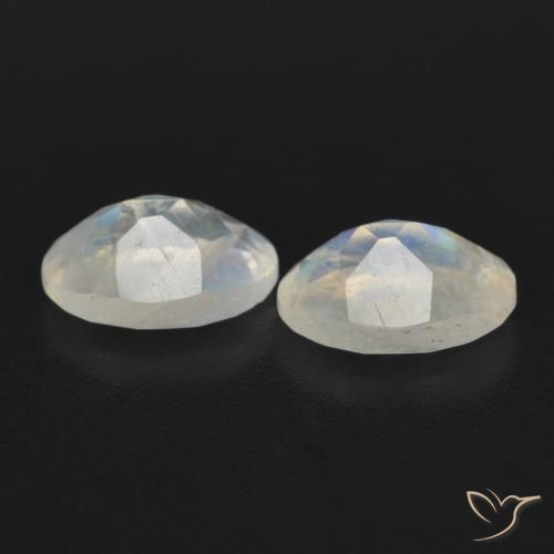 Shop natural 1.55ct 青みがかったホワイト レインボームーンストーン gems, 楕円形, from アメリカ at GemSelect. In stock, global shipping!