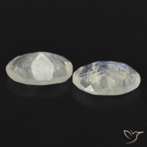 Shop natural 1.24ct 青みがかったホワイト レインボームーンストーン gems, 楕円形, from アメリカ at GemSelect. In stock, global shipping!