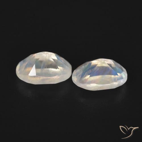 Shop natural 1.09ct 青みがかったホワイト レインボームーンストーン gems, 楕円形, from アメリカ at GemSelect. In stock, global shipping!