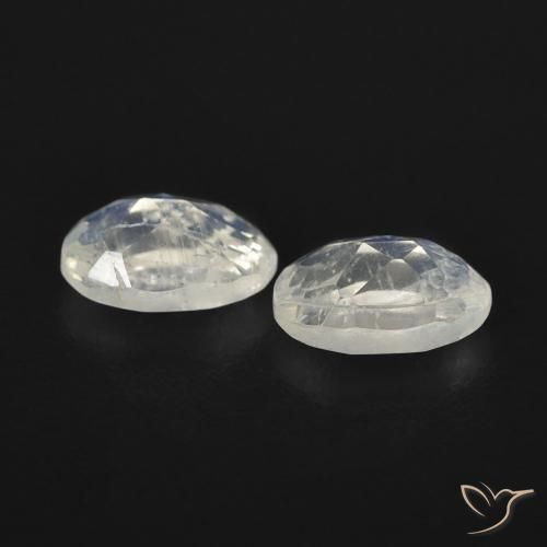 Shop natural 0.91ct 青みがかったホワイト レインボームーンストーン gems, 楕円形, from アメリカ at GemSelect. In stock, global shipping!