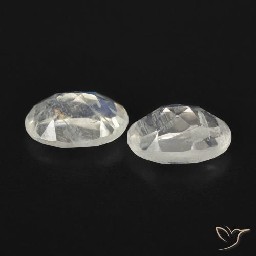 Shop natural 0.95ct 青みがかったホワイト レインボームーンストーン gems, 楕円形, from アメリカ at GemSelect. In stock, global shipping!