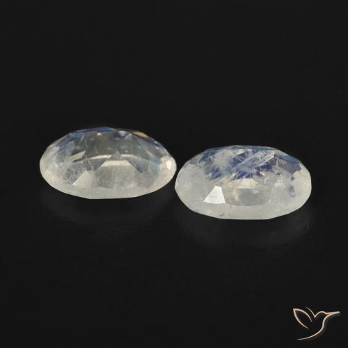 Shop natural 0.88ct 青みがかったホワイト レインボームーンストーン gems, 楕円形, from アメリカ at GemSelect. In stock, global shipping!