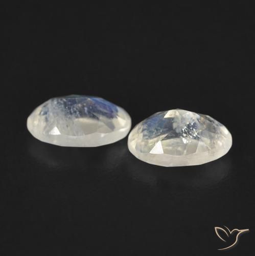 Shop natural 0.87ct 青みがかったホワイト レインボームーンストーン gems, 楕円形, from アメリカ at GemSelect. In stock, global shipping!