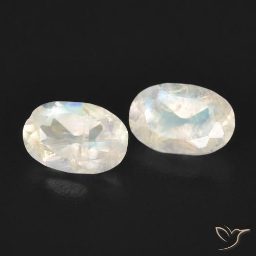 Shop natural 0.88ct 青みがかったホワイト レインボームーンストーン gems, 楕円形, from アメリカ at GemSelect. In stock, global shipping!