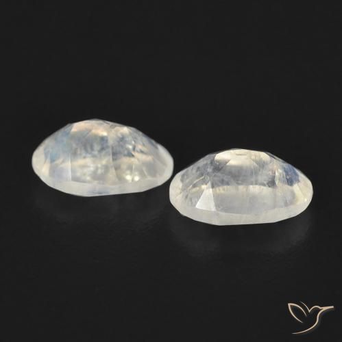 Shop natural 0.88ct 青みがかったホワイト レインボームーンストーン gems, 楕円形, from アメリカ at GemSelect. In stock, global shipping!