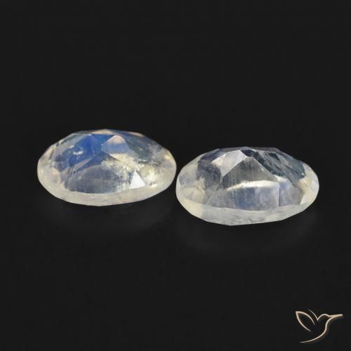 Shop natural 0.89ct 青みがかったホワイト レインボームーンストーン gems, 楕円形, from アメリカ at GemSelect. In stock, global shipping!
