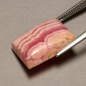 16.08カラットの天然マルチローズピンクロードクロサイト（16.4×12.3 mm・バゲット）