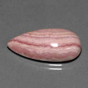 15.84カラットの天然マルチローズピンクロードクロサイト（24.2×12.1 mm・洋梨の形）