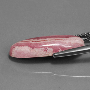 8.43カラットの天然マルチカラーロードクロサイト、オーバルカット、オペーク