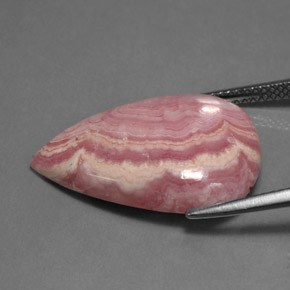 15.92カラットの天然マルチローズピンクロードクロサイト（23.1×15.8 mm・洋梨の形）