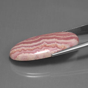 32.68カラットの天然マルチカラーロードクロサイト、オーバルカット、オペーク