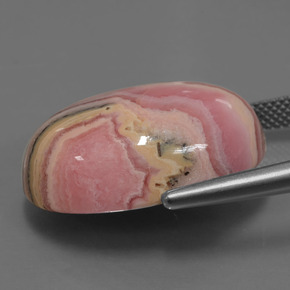 34.09カラットの天然マルチカラーロードクロサイト、オーバルカット、オペーク