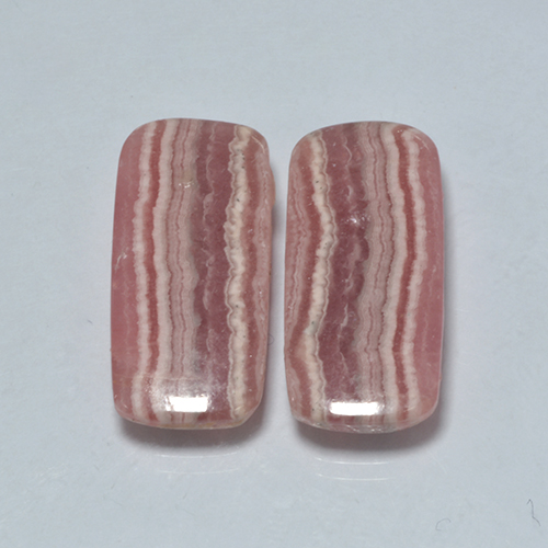 19.80カラットの天然マルチカラーロードクロサイト（19.7×9.3 mm・クッションカット）