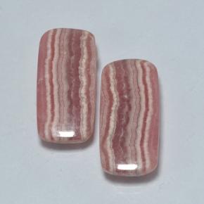 19.80カラットの天然マルチカラーロードクロサイト（19.7×9.3 mm・クッションカット）